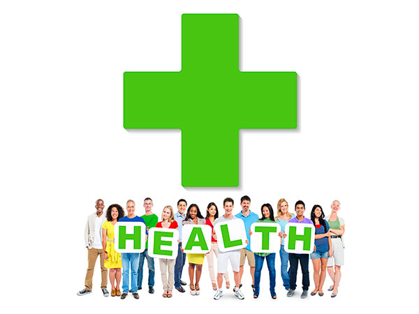 绿色的健康十字，人们拿着卡片在下面拼写健康这个词。