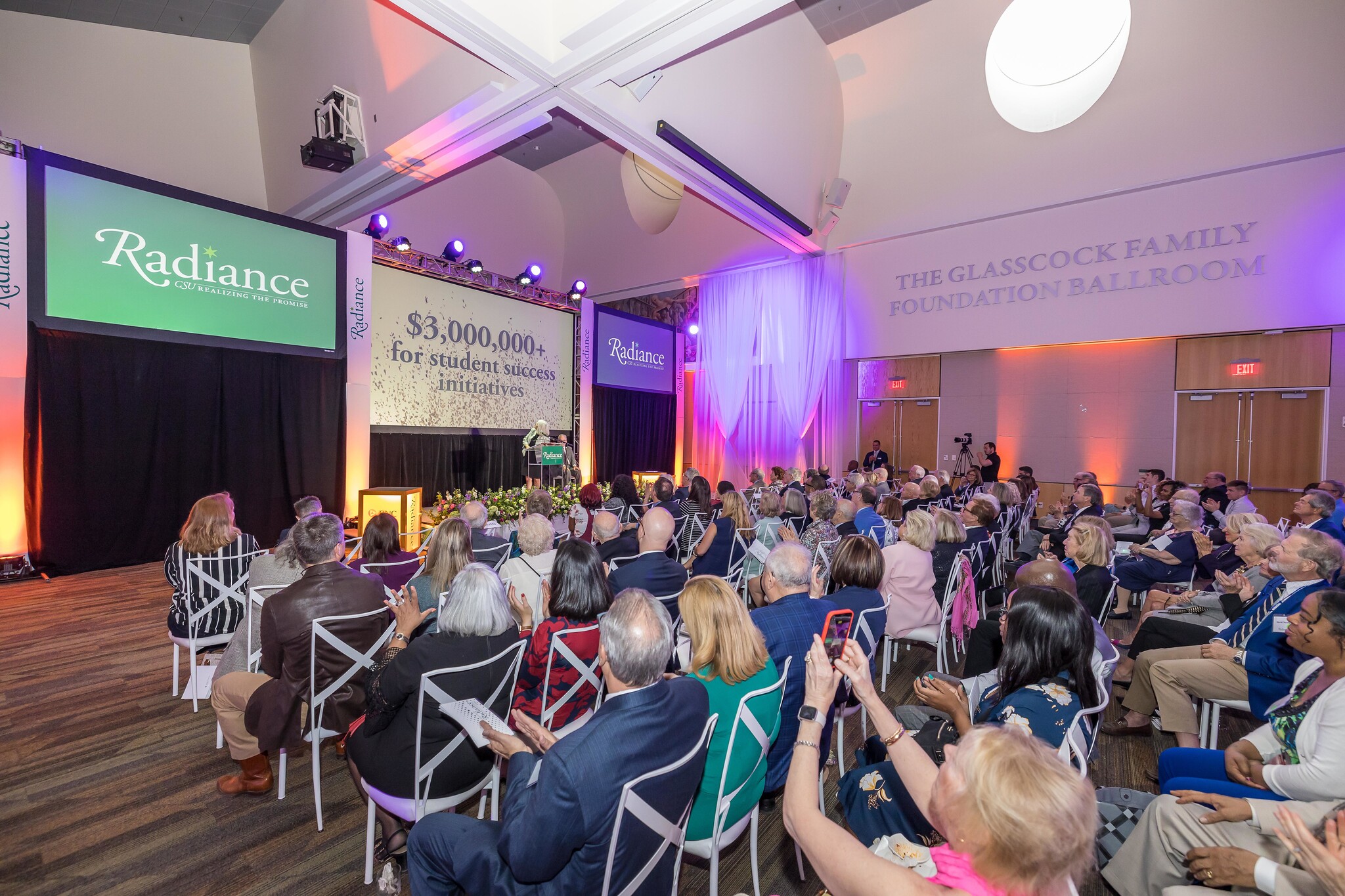 5月11日，时隔三年，克利夫兰州立大学的首要筹款活动Radiance再次回到校园Beplay官网下载宴会厅，庆祝为支持学生奖学金、项目、服务等筹集的300多万美元。在活动期间，参加